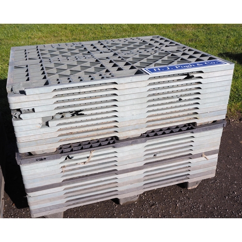 797 - Quantity of plastic pallets