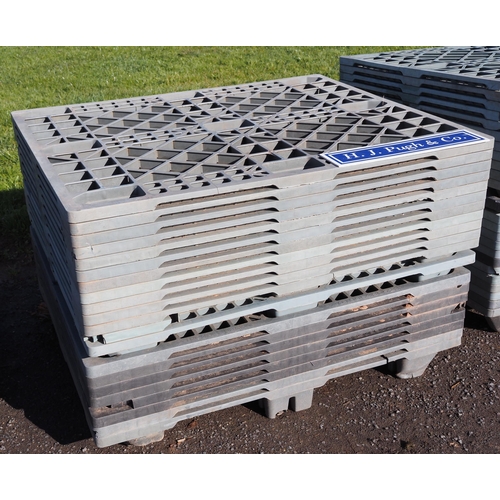 797 - Quantity of plastic pallets