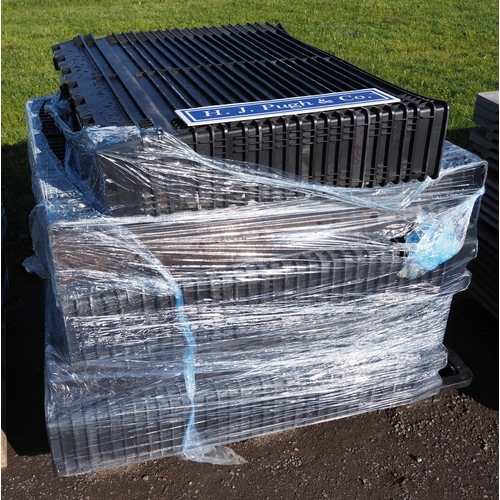 798 - Quantity of plastic planting trays