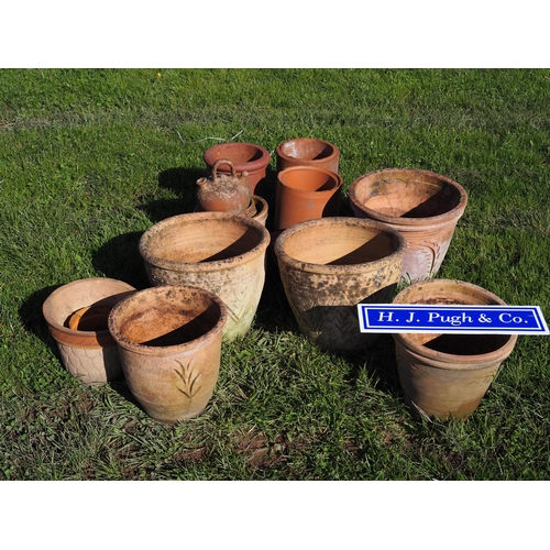 815 - Quantity of terracotta planters