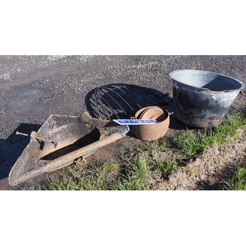 833 - Cauldron pot, corner drinker and hay feeder