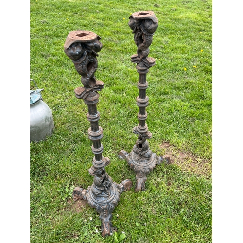 896 - Pair of cast iron stands