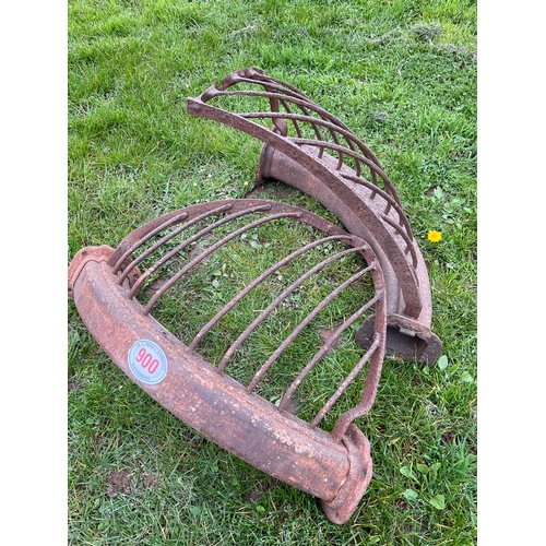 900 - Cast iron corner hay racks - 2