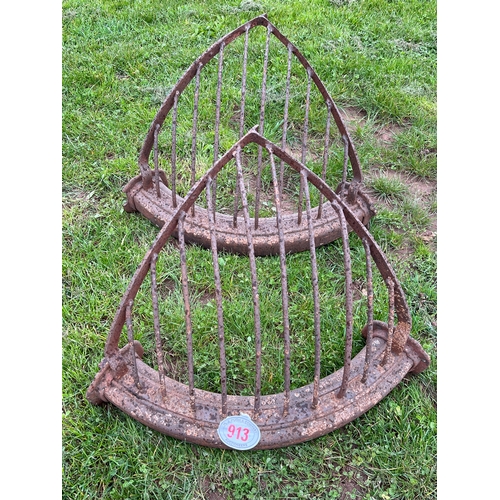 913 - Cast iron corner hay racks - 2