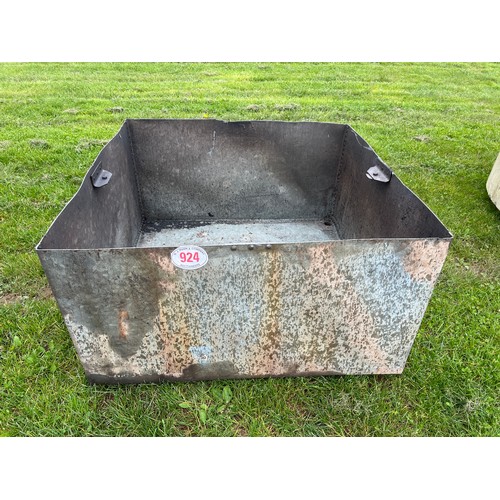 924 - Galvanised riveted 4ft tank