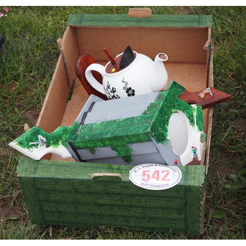 542 - Teapot bird house and bird feeder