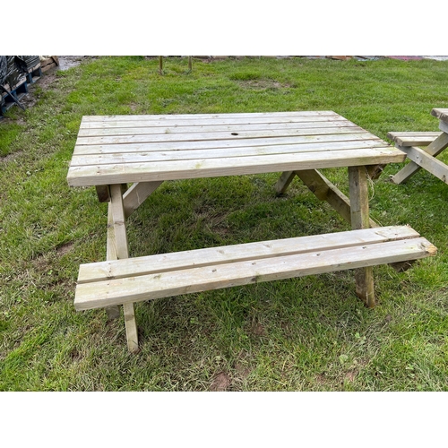 951 - Wooden picnic bench