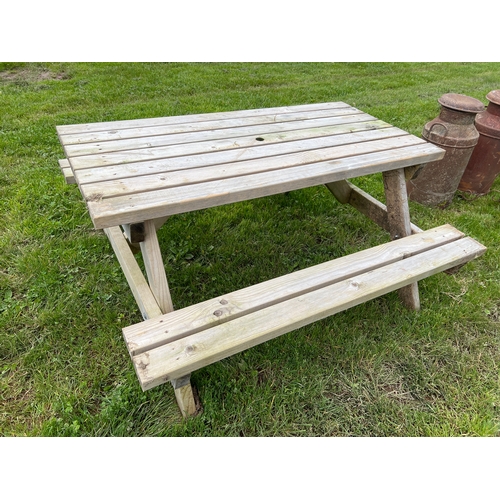 952 - Wooden picnic bench