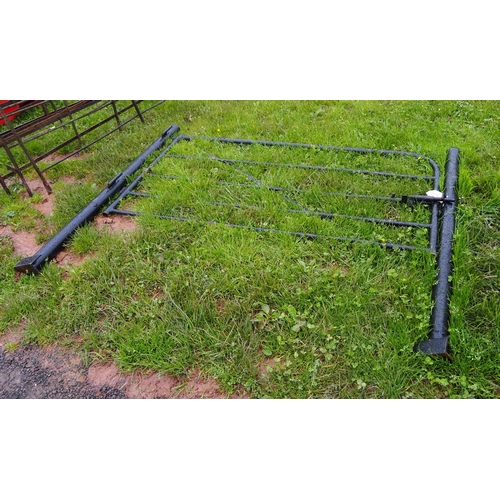 551 - 5 Bar 6ft gate and 2 posts