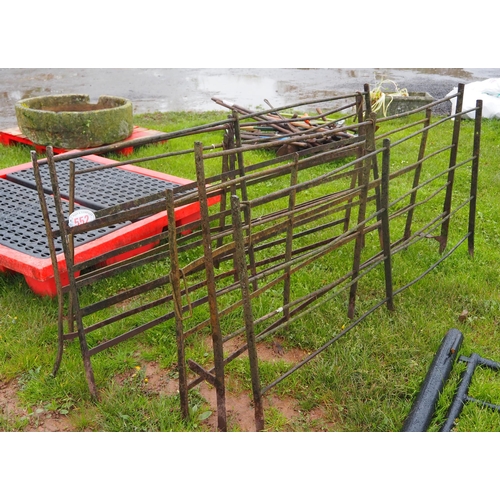 552 - Cast iron hurdles - 6