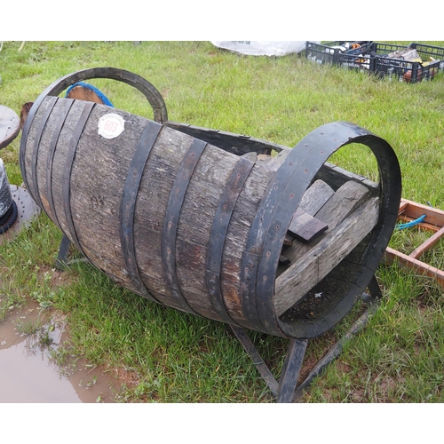 603 - Part barrel, 2 rolls of wire and wooden ladder