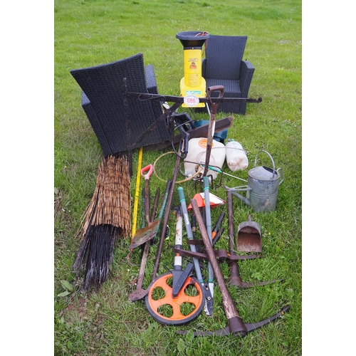 686 - Various garden tools