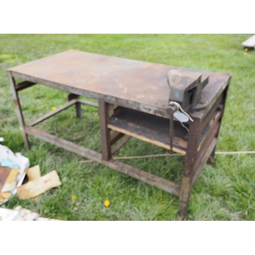 91 - Metal workbench with vice