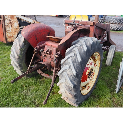 1735 - International B250 tractor. Twin steering arms, fitted with loader. Starts with a pull