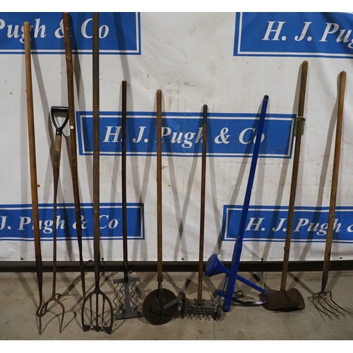 3075 - Assorted vintage tools to include planters, shepherds crook, eel spear, etc.