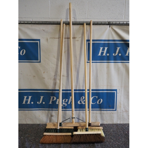 3105 - Assorted brooms - 5