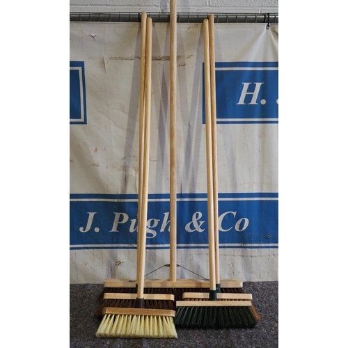 3122 - Assorted brooms - 5