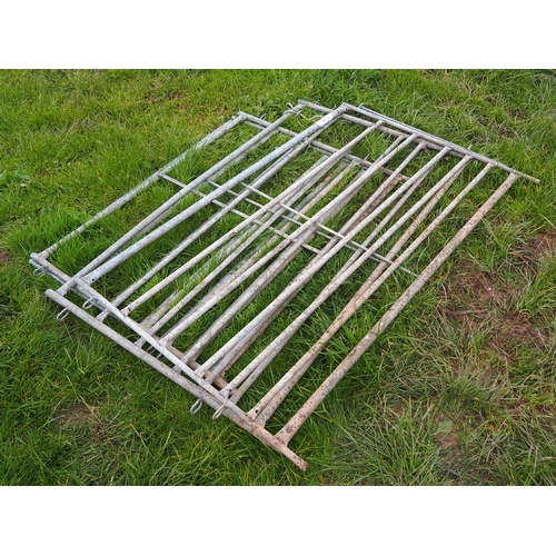 1373 - Galvanised hurdles 5ft - 2 + 4ft - 2