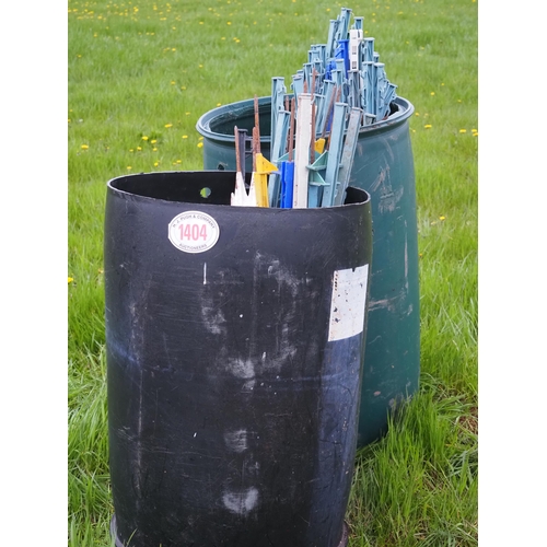 1404 - Large quantity of electric stakes