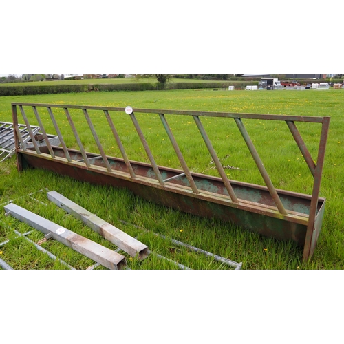 1424 - Feed trough + barrier 14ft