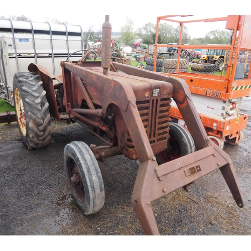 1735 - International B250 tractor. Twin steering arms, fitted with loader. Starts with a pull