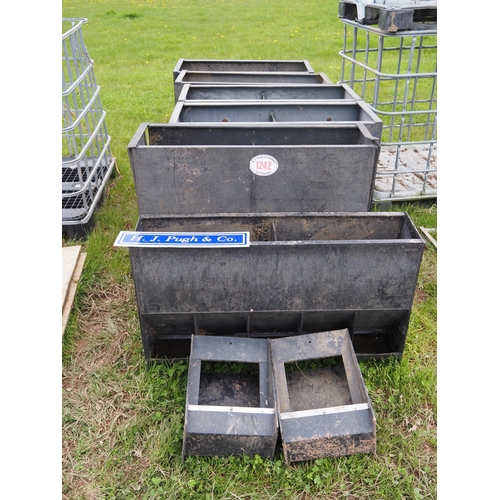 1242 - Plastic pig feeders