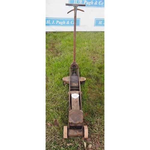 1952 - 5 Ton trolley jack