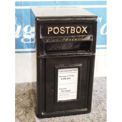 810 - Postbox complete with 2 keys 17