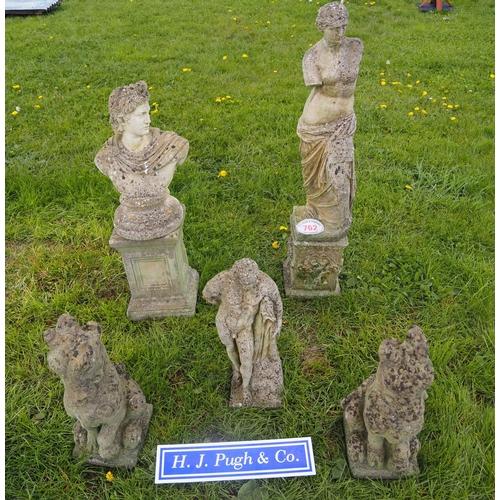 762 - Garden ornaments and statues
