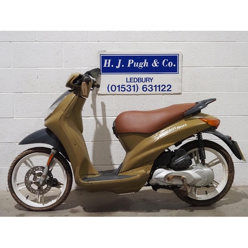 1051 - Peugeot Looxor 50 moped project. 2003. 49cc.
Reg. BU03 HPP. V5 and key.