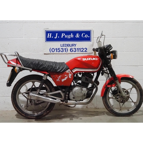 1052 - Suzuki GS125 motorcycle. 1990. 124cc. 
Runs and rides but may require some recommissioning. MOT unti... 