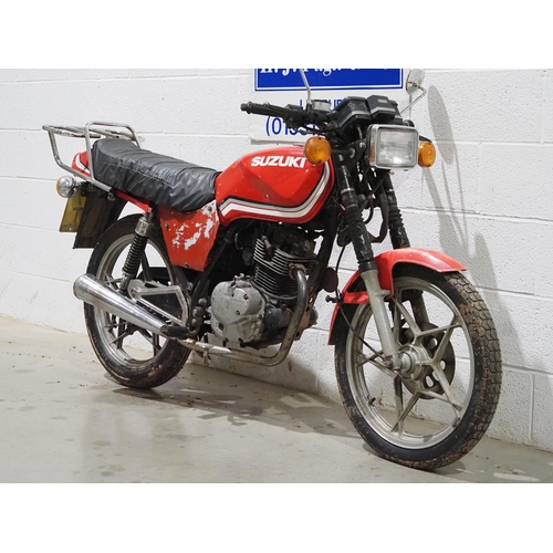 1052 - Suzuki GS125 motorcycle. 1990. 124cc. 
Runs and rides but may require some recommissioning. MOT unti... 