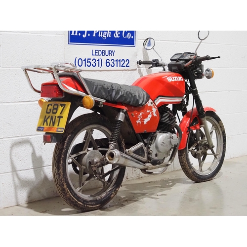 1052 - Suzuki GS125 motorcycle. 1990. 124cc. 
Runs and rides but may require some recommissioning. MOT unti... 