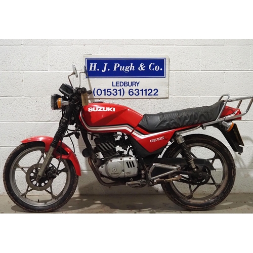 1052 - Suzuki GS125 motorcycle. 1990. 124cc. 
Runs and rides but may require some recommissioning. MOT unti... 