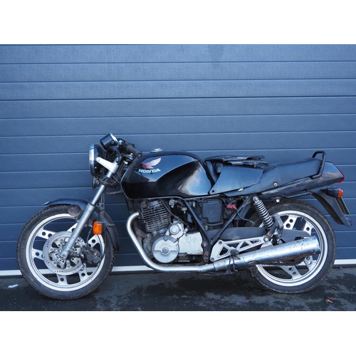 871 - Honda XBR 500 motorcycle. 499cc. 1986
Engine turns over. 
Reg. C370 XFO. V5. Key