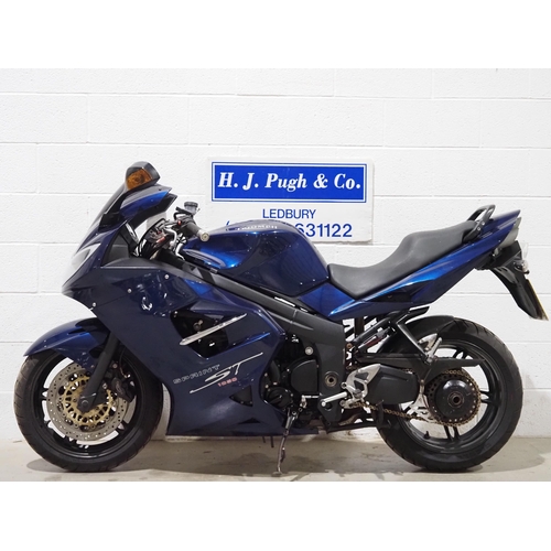 944 - Triumph Sprint ST 1050 motorcycle. 2008. 1050cc. 
Runs and rides. Comes with service handbook and so... 