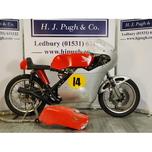 957 - Honda Drixton CB450E race bike. 500cc. 
Engine No. E-3017469
Fitted with a Nova 6 speed gearbox, a l... 