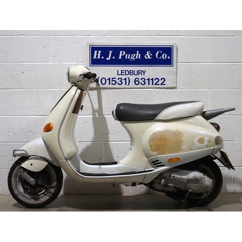 973 - Vespa Piaggio ET4 125 moped. 2001. 124cc.  
Non runner and has been stood for several years. Engine ... 