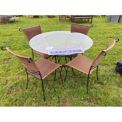 200 - Garden table and 4 chairs