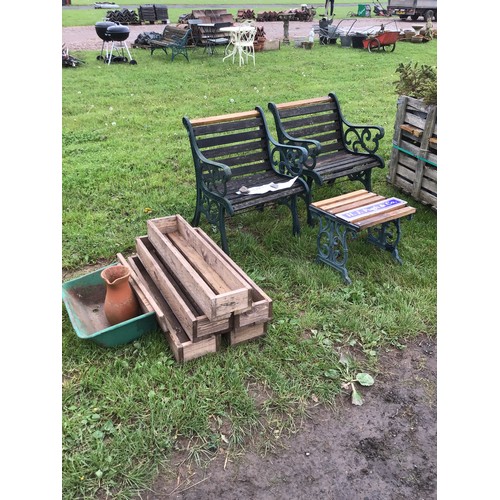 211 - Garden table, 2 chairs and wooden planter