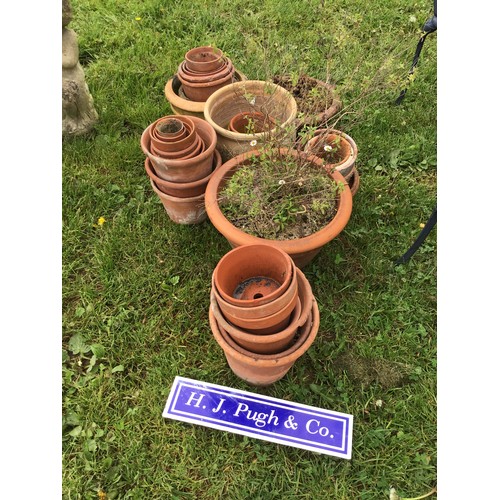 223 - Quantity of terracotta pots