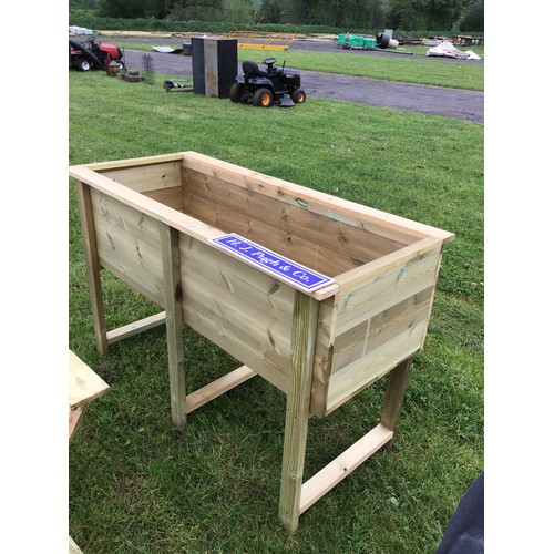 360 - Rectangular wooden planter on stand