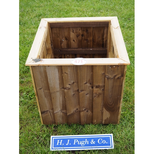 471 - Large wooden planter