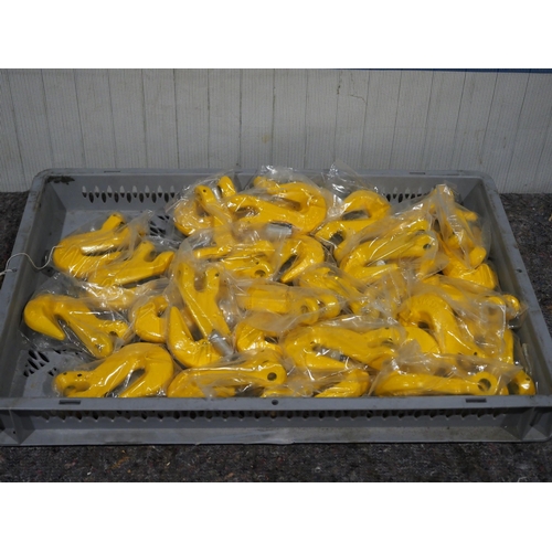 733 - Quantity of yellow towing hooks