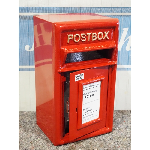 820 - Postbox complete with 2 keys 17