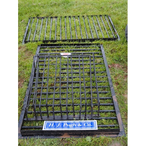 597 - Hay baskets and grates