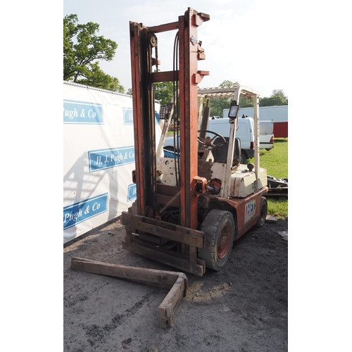 1638 - Nissan 25 diesel fork lift - runs