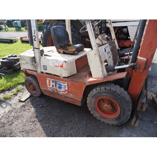 1638 - Nissan 25 diesel fork lift - runs