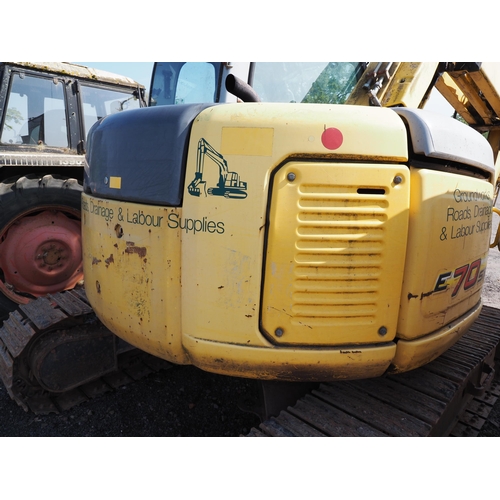 1725 - New Holland Kobelco E70SR digger, Working order, c/w 6 digging and ditching buckets. Key in office