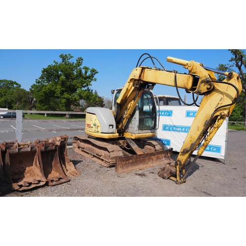 1725 - New Holland Kobelco E70SR digger, Working order, c/w 6 digging and ditching buckets. Key in office